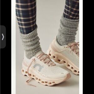 Woman’s on cloud monster sneaker light pink stunning!!!
NEVER WORN